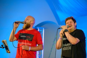 Szanty na Starówce: Kliper Marzenie, North Cape - Na scenie występujący zespół wokalny North Cape