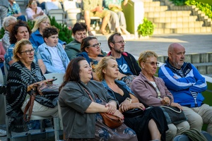 Szanty na Starówce: Kliper Marzenie, North Cape - Amfiteatralna publiczność zasłuchana w piosenki marynistyczne