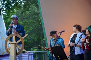 Szanty na Starówce: Kliper Marzenie, North Cape - Na scenie występ zespołu Kliper Marzenie