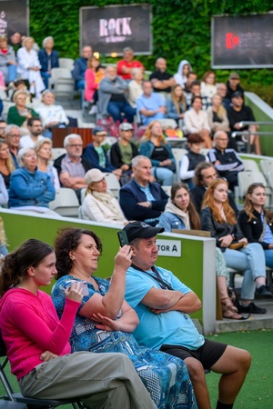 Szanty na Starówce: Kliper Marzenie, North Cape - Amfiteatralna publiczność zasłuchana w piosenki marynistyczne