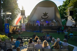 Szanty na Starówce: Kliper Marzenie, North Cape - Na scenie występ zespołu Kliper Marzenie z perspektywy widowni