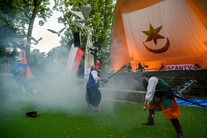 Szanty na Starówce: Kliper Marzenie, North Cape - Przed sceną piraci z grupy rekonstrukcyjnej w pokazie walki