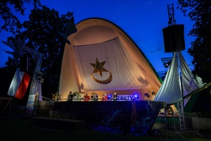 Szanty na Starówce: Kliper Marzenie, North Cape - Na scenie występujący zespół wokalny North Cape