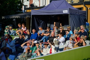 Szanty na Starówce: Kliper Marzenie, North Cape - Amfiteatralna publiczność zasłuchana w piosenki marynistyczne