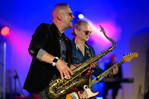 Rock na Starówce - Na scenie grający Personel. Na pierwszym planie grający na gitarze Paweł Mazur i saksofonista Marek Krupa