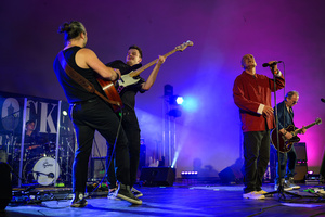 Rock na Starówce - Na scenie zespół wokalisty Lark - Marcina Gądka. Od lewej grający na gitarze Tomasz Boruch,  na basie Szymon Połeć i śpiewający Marcin Gądek