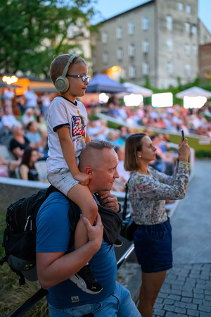 Rock na Starówce - Amfiteatralna publiczność podczas koncertu