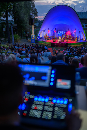 Rock na Starówce - Część widowni i widok na muszle koncertową z perspektywy realizatora światła
