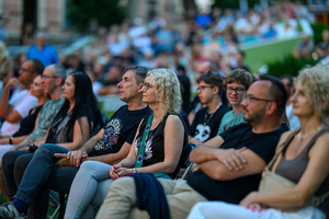 Rock na Starówce - Amfiteatralna publiczność podczas koncertu