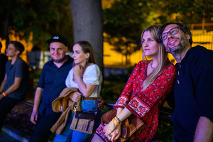 Rock na Starówce - Poza sceną basiści Grzegorz Nosek i Jerzy Drobot z partnerkami