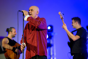 Rock na Starówce - Na scenie zespół wokalisty Lark - Marcina Gądka. W tle gitarzysta Tomasz Boruch i basista Szymon Połeć