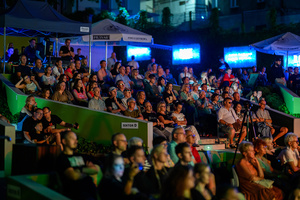 Rock na Starówce - Amfiteatralna publiczność podczas koncertu