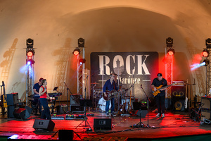 Rock na Starówce - Na scenie grający zespół Magdaleny Piwowarczyk
