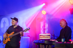 Rock na Starówce - Na scenie grający Personel. Od lewej grający na basie Grzegorz Nosek i grający na klawiszach Mariusz Dziekan