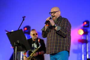 Rock na Starówce - Na scenie grający Personel. Na pierwszym planie wokalista, poeta Krzysztof Huber, w tle saksofonista Marek Krupa