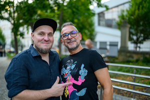 Rock na Starówce - Przedkoncertowo do zdjęcia pozują basista Grzegorz Nosek i saksofonista Marek Krupa