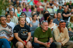 Rock na Starówce - Amfiteatralna publiczność podczas koncertu