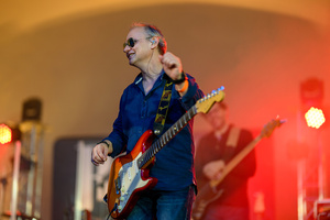 Rock na Starówce - Na scenie gitarzysta Paweł Mazur w tle basista Jerzy Drobot