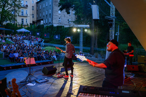 Rock na Starówce - Na scenie występujący zespół Jarka Tuckiego, w tle tarnowska publiczność