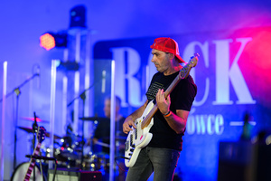 Rock na Starówce - Na scenie grający na basie Mariusz Budzik w finałowej piosence
