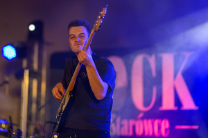 Rock na Starówce - Na scenie zespół wokalisty Lark - Marcina Gądka. Na pierwszym planie grający na basie Szymon Połeć