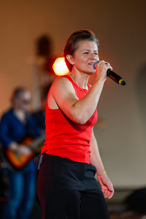 Rock na Starówce - Na scenie zespół Magdaleny Piwowarczyk: na pierwszym planie śpiewająca Magda