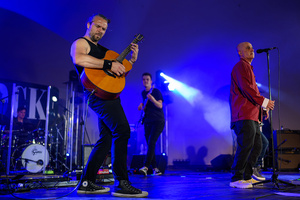 Rock na Starówce - Na scenie zespół wokalisty Lark - Marcina Gądka. Od lewej grający na gitarze Tomasz Boruch,  na basie Szymon Połeć i śpiewający Marcin Gądek