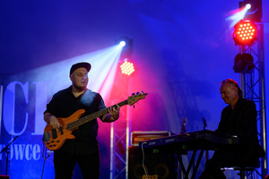 Rock na Starówce - Na scenie grający Personel. Od lewej grający na basie Grzegorz Nosek i grający na klawiszach Mariusz Dziekan