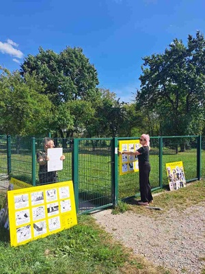 Tu rządzą psy - akcja społeczna - Zespół DKW podczas montażu tablic