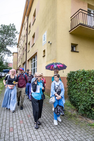 Skoki przez epoki - jak poznawać czas po stylach i detalach architektonicznych? - Uczestnicy podczas spaceru