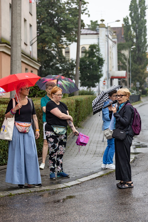 Skoki przez epoki - jak poznawać czas po stylach i detalach architektonicznych? - Uczestnicy podczas spaceru