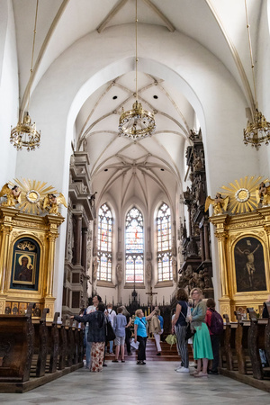 Skoki przez epoki - jak poznawać czas po stylach i detalach architektonicznych? - Uczestnicy podczas spaceru