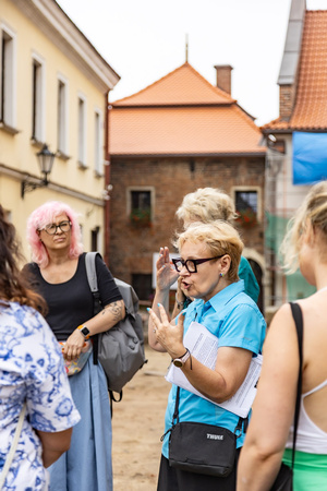 Skoki przez epoki - jak poznawać czas po stylach i detalach architektonicznych? - Uczestnicy podczas spaceru