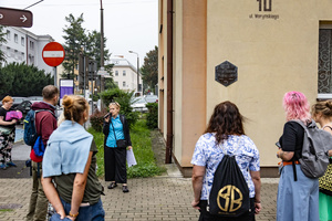 Skoki przez epoki - jak poznawać czas po stylach i detalach architektonicznych? - Uczestnicy podczas spaceru