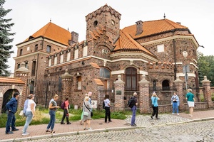 Skoki przez epoki - jak poznawać czas po stylach i detalach architektonicznych? - Uczestnicy podczas spaceru