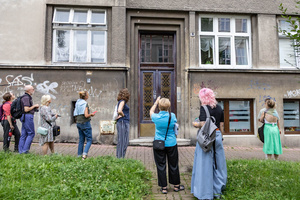 Skoki przez epoki - jak poznawać czas po stylach i detalach architektonicznych? - Uczestnicy podczas spaceru