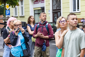Skoki przez epoki - jak poznawać czas po stylach i detalach architektonicznych? - Uczestnicy podczas spaceru