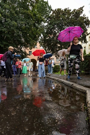 Skoki przez epoki - jak poznawać czas po stylach i detalach architektonicznych? - Uczestnicy podczas spaceru