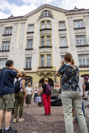 Odmienne lecz codzienne - mozaiki, ceramika i rzeźby, bez których miasto nie byłoby sobą - Uczestnicy podczas spaceru