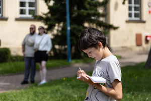 Odmienne lecz codzienne - mozaiki, ceramika i rzeźby, bez których miasto nie byłoby sobą - Uczestnicy podczas spaceru