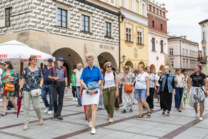 Odmienne lecz codzienne - mozaiki, ceramika i rzeźby, bez których miasto nie byłoby sobą - Uczestnicy podczas spaceru