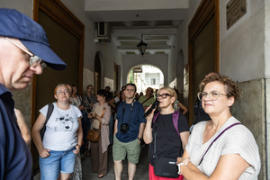 Odmienne lecz codzienne - mozaiki, ceramika i rzeźby, bez których miasto nie byłoby sobą - Uczestnicy podczas spaceru
