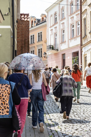 Odmienne lecz codzienne - mozaiki, ceramika i rzeźby, bez których miasto nie byłoby sobą - Uczestnicy podczas spaceru