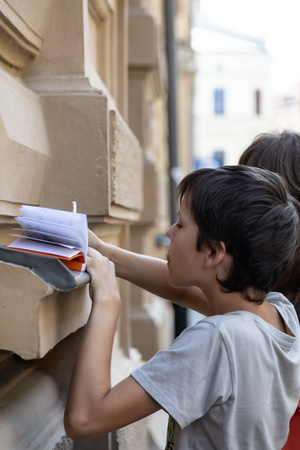 Odmienne lecz codzienne - mozaiki, ceramika i rzeźby, bez których miasto nie byłoby sobą - Uczestnicy podczas spaceru