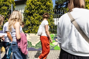 Odmienne lecz codzienne - mozaiki, ceramika i rzeźby, bez których miasto nie byłoby sobą - Uczestnicy podczas spaceru