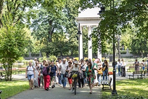 Odmienne lecz codzienne - mozaiki, ceramika i rzeźby, bez których miasto nie byłoby sobą - Uczestnicy podczas spaceru