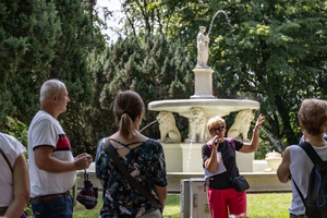 Odmienne lecz codzienne - mozaiki, ceramika i rzeźby, bez których miasto nie byłoby sobą - Uczestnicy podczas spaceru
