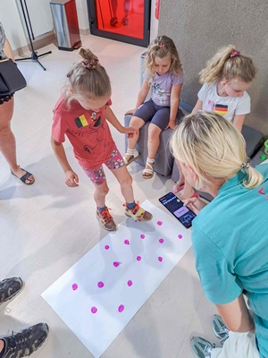 Olimpiada na górce - uczestnicy podczas gimnastyki artystycznej