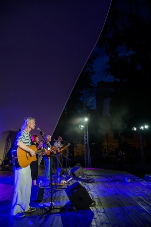 Piosenka Turystyczna na Starówce: Wolna Grupa Bukowina - Na scenie grająca i śpiewająca Wolna Grupa Bukowina