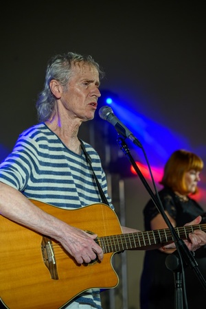 Piosenka Turystyczna na Starówce: Wolna Grupa Bukowina - Na scenie grająca i śpiewająca Wolna Grupa Bukowina